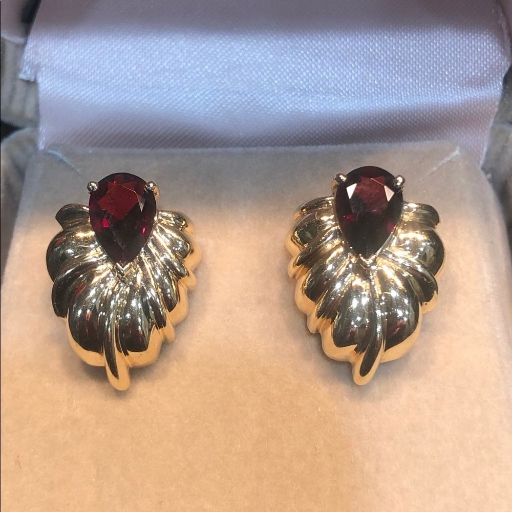 14k yellow gold garnet earrings - Picture 10 of 11
